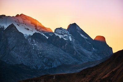 阳光穿过高山山地
